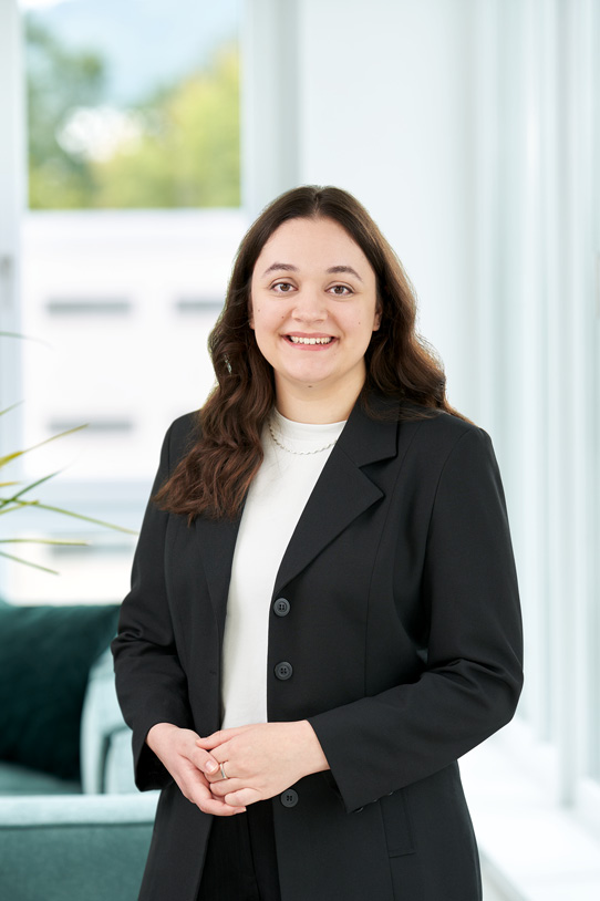 Porträt von Julia Kahrmann in Büro-Umgebung.