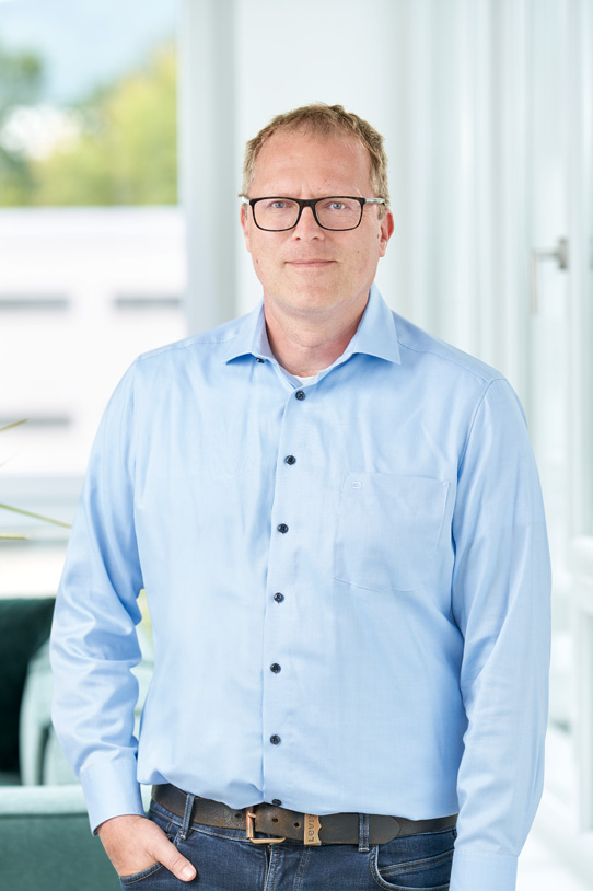 Porträt von Matthias Schäfer in Büro-Umgebung.
