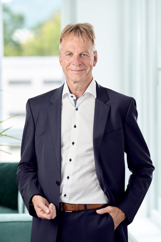 Porträt von Bernhard Schwechel in Büro-Umgebung.
