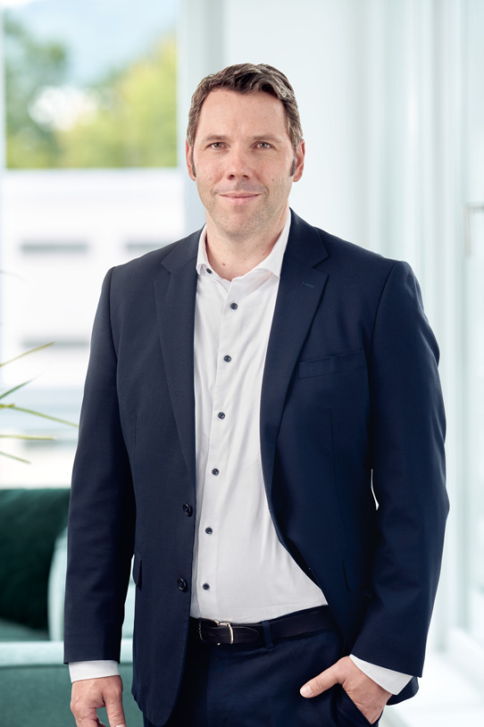 Porträt von Holger Staab in Büro-Umgebung.