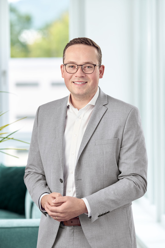 Porträt von Maximilian Wollenhaupt in Büro-Umgebung.