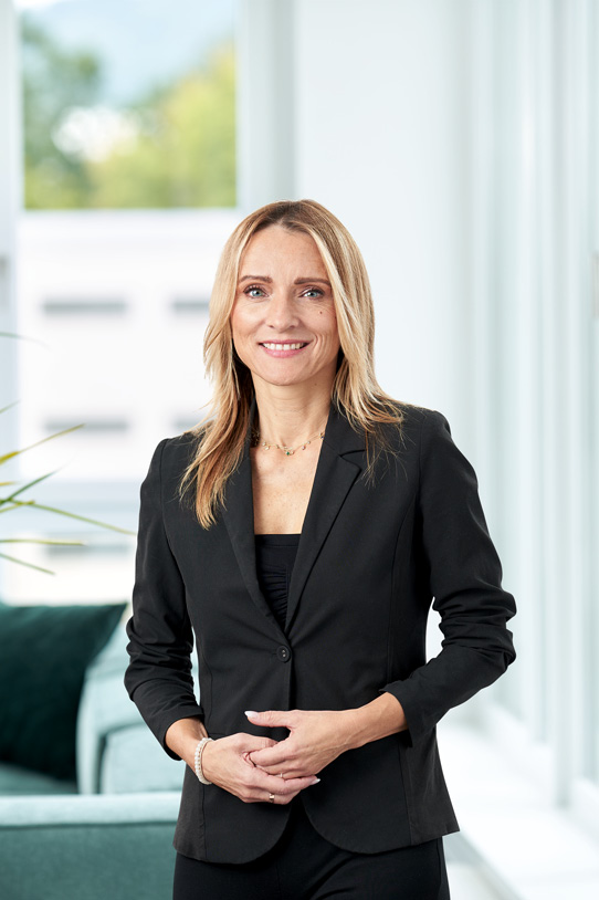 Porträt von Anette Sophie Klapproth in Büro-Umgebung.