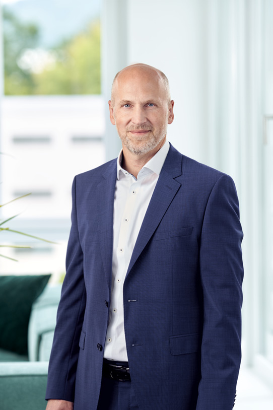 Porträt von Uwe Schweickert in Büro-Umgebung.