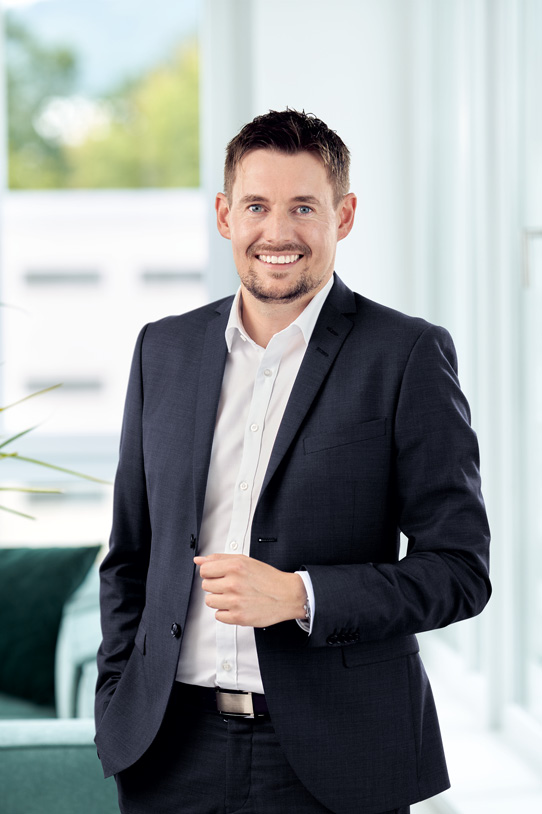 Porträt von Christoph Vaupel in Büro-Umgebung.