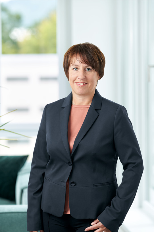 Porträt von Daniela Fieseler in Büro-Umgebung.