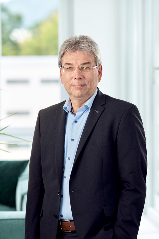 Porträt von Andreas Gottmann in Büro-Umgebung.