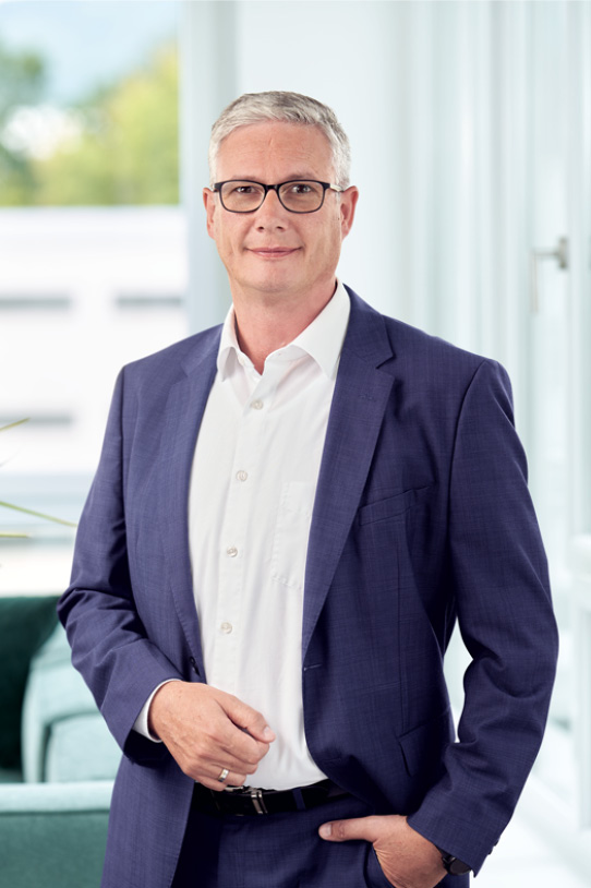Porträt von Thomas Vix in Büro-Umgebung.