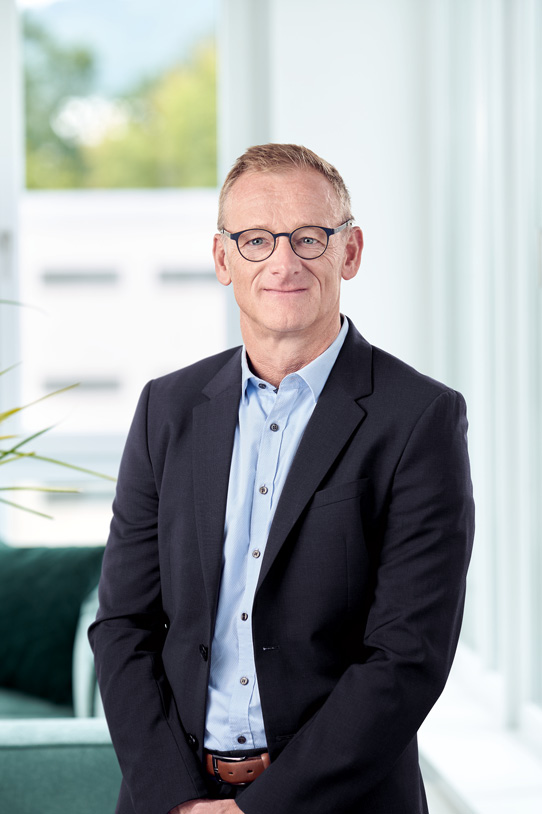 Porträt von Lars Iffert-Pfaar in Büro-Umgebung.