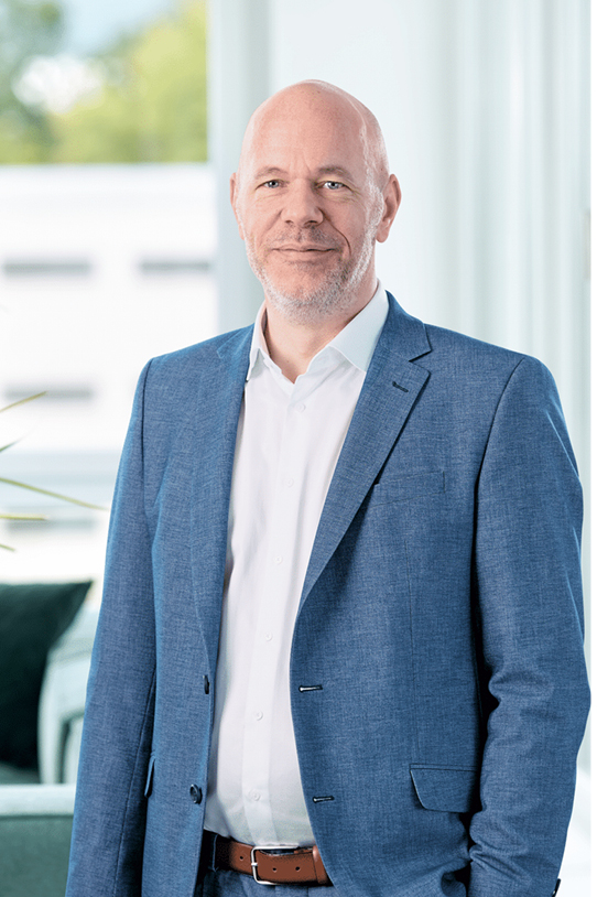 Porträt von Oliver Kelbch in Büro-Umgebung.