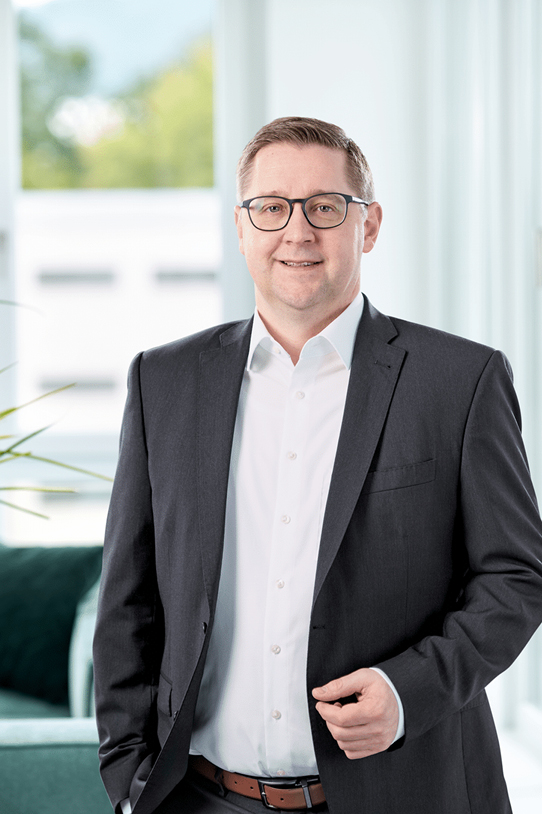 Porträt von Torsten Kistner in Büro-Umgebung.