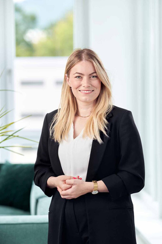 Portrait of Ms. Müller in an office setting.